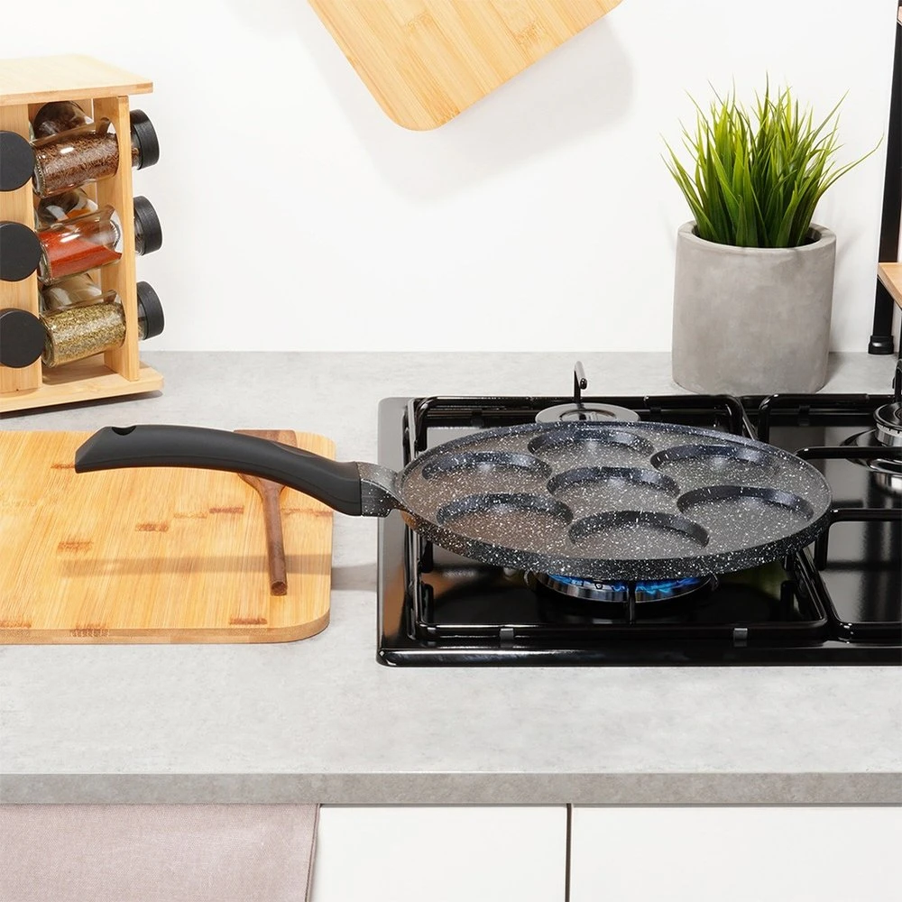 Kiaušinių ir blynų keptuvė Vilde Juodas Line su granitine danga, 26 cm, 7 skyriai