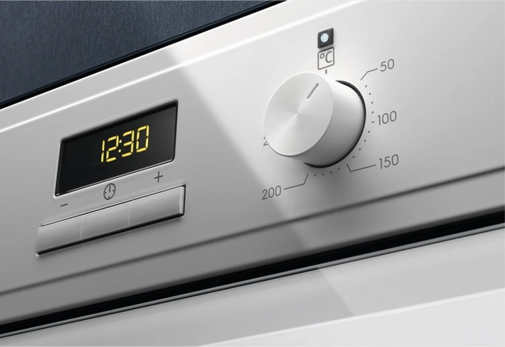 Baltos spalvos elektrinė orkaitė Electrolux EOF3H40BW