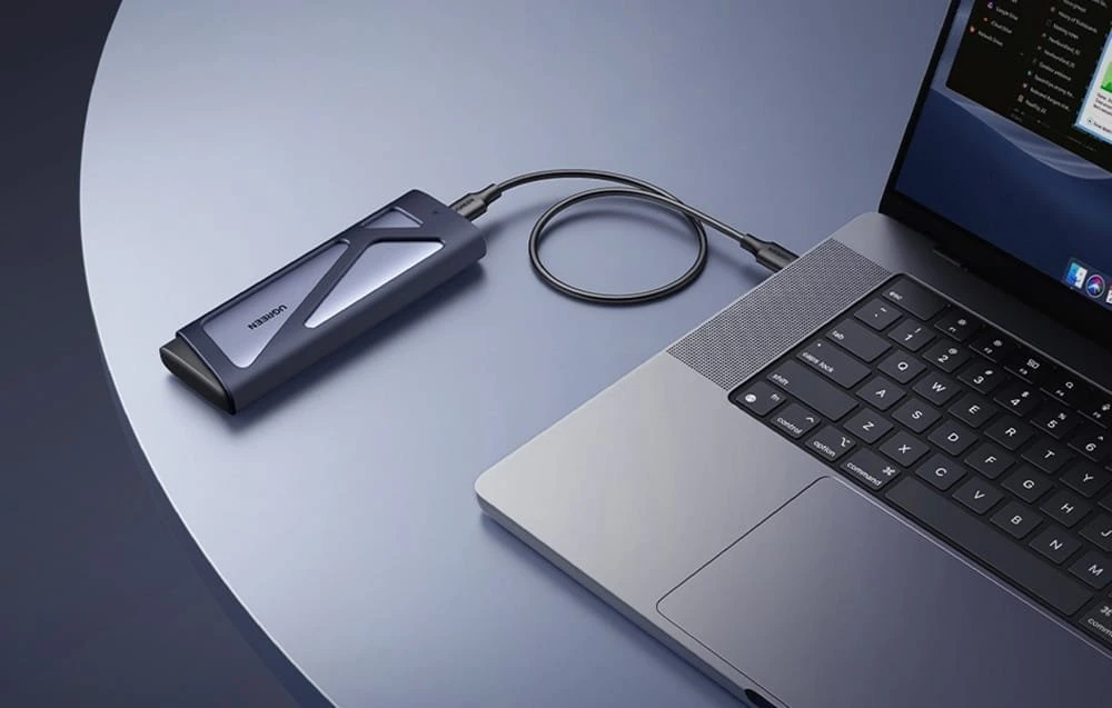Ugreen CM767 M.2 NVMe/SATA SSD Disk Dėklas - sidabro spalvos