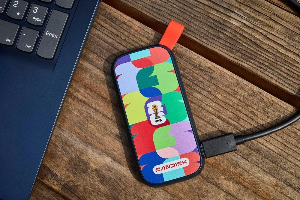 Kietasis diskas Dysk zewnętrzny SSD SanDisk Portable: FIFA World Cup 2026 Edition 1TB Juodai-raudona (SDSSDE30F-1T00-G25)