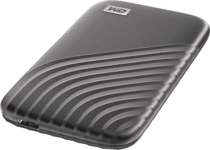 Kietasis diskas Western Digital „Sandisk WD 500GB My Passport SSD“ – nešiojamas SSD diskas, kurio skaitymo ir įrašymo greitis siekia 1050 MB/s, o įrašymo – 1000 MB/s, USB 3.2 Gen 2 – kosminės pilkos spalvos
