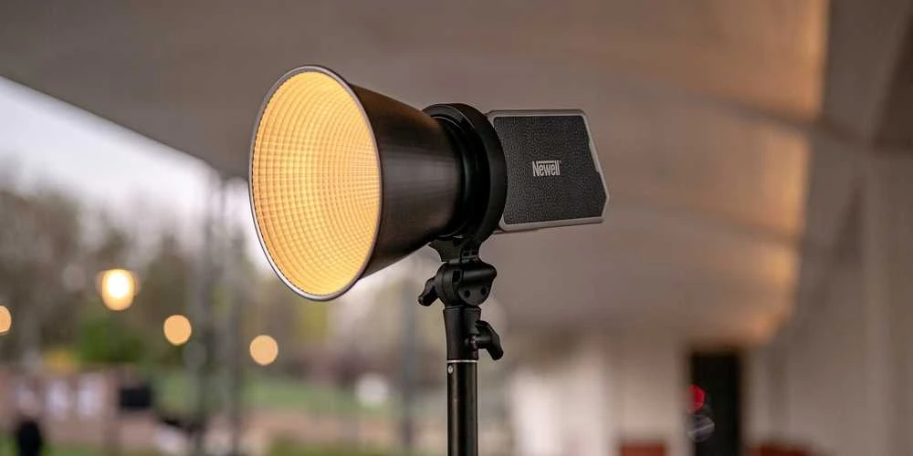 Newell adapteris su reflektoriumi ant stovo