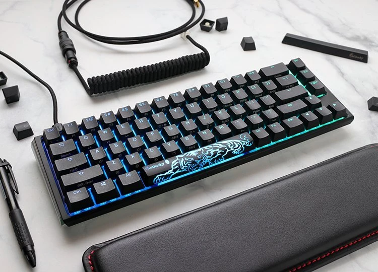 Ducky One 3 Classic Juodas/Baltas SF Klaviatūra žaidimams, RGB LED - MX-Raudona