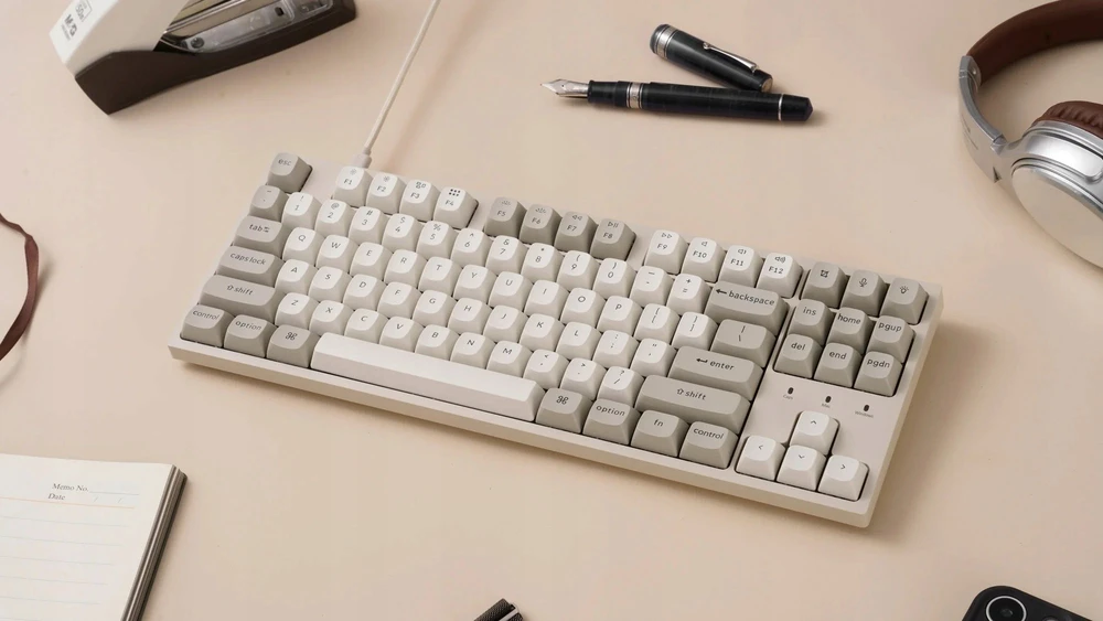 Klaviatūra žaidimams Keychron C1PX Keychron Super Brown su laidu mechaninė su pašvietimu balta ir-pilka
