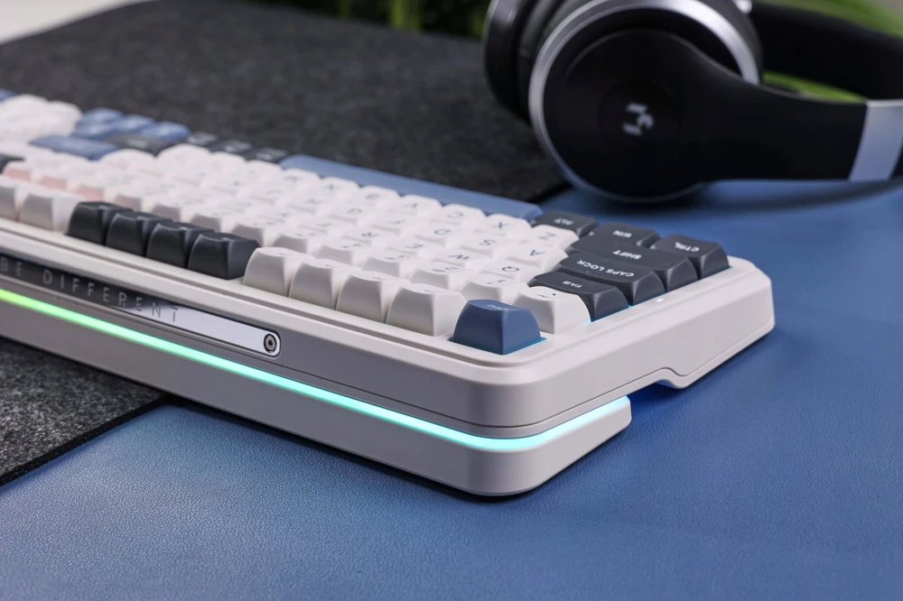 MCHOSE K99 belaidė mechaninė klaviatūra| US | Hyacinth Switch | 2.4GHz, BT | Balta-mėlyna