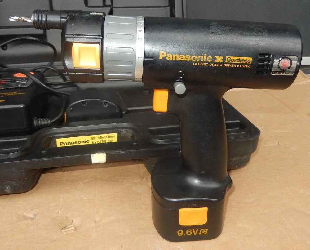 Panasonic gręžtuvas Kompaktiškas ir lengvas 18 V gręžtuvas-suktuvas Panasonic EY1DD1J18D, komplekte įkroviklis + 2 x akumuliatorius 18 V / 3,0 Ah