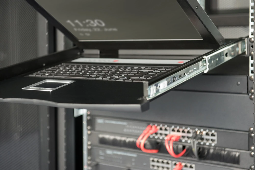Konsolė KVM Digitus KVM 19'' TFT Konsole GE klaviatūra
