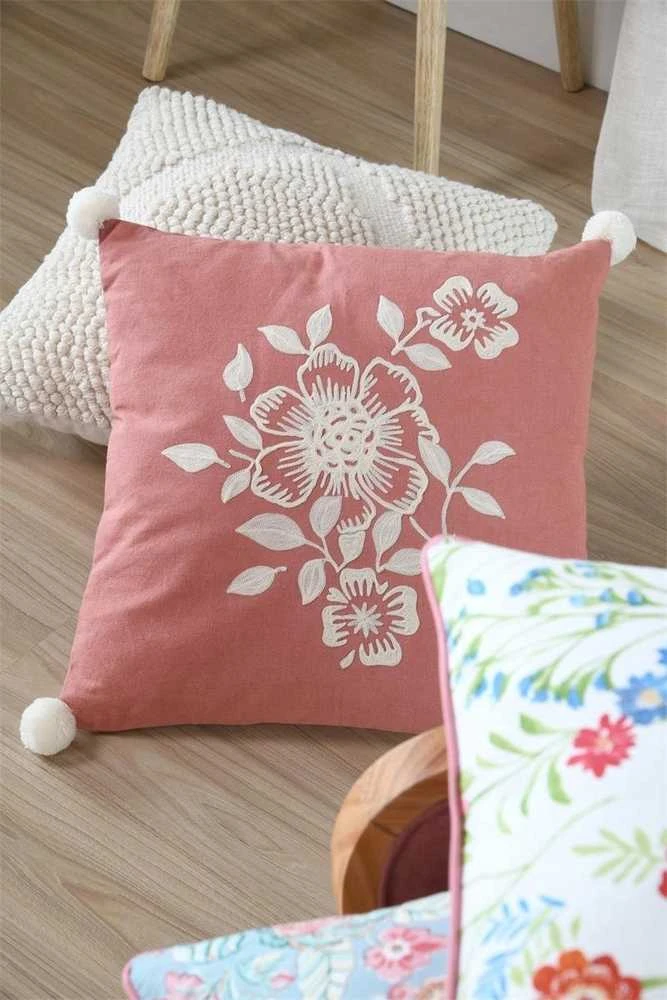 Rožinė pagalvėlė Magnolia su bumbulais