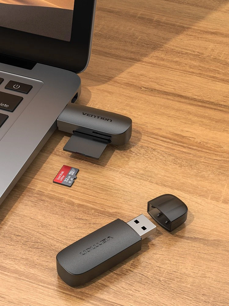 Vention USB kortelių skaitytuvas prisegtas prie laptopo