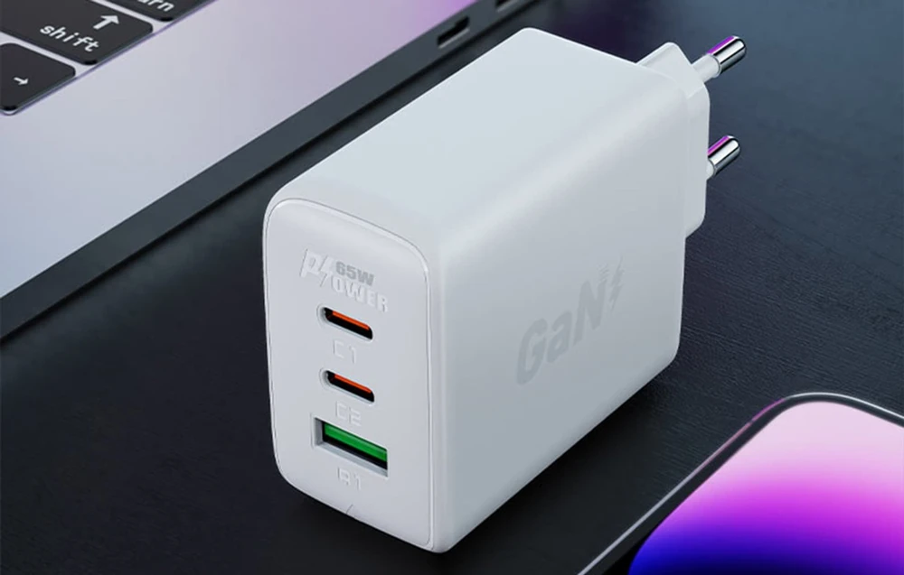 Acefast A41 sieninis įkroviklis, 2x USB-C + USB, GaN 65W (balta)