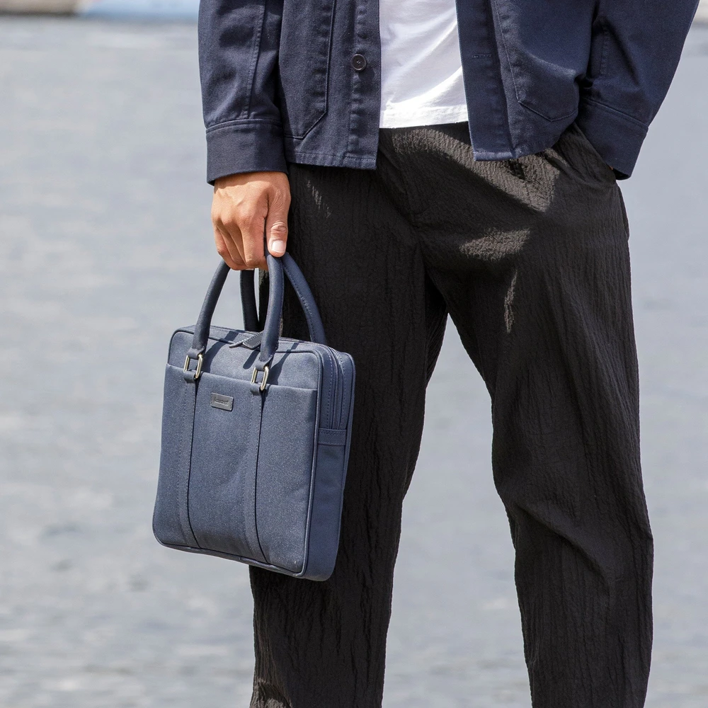 Dbramante1928 Krepšys dbramante Stelvio Slim Bag Pure - Krepšys na laptopa 14'' ze skóry licowej, tamsiai mėlyna