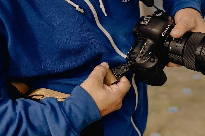 Peak Design SLIDE LITE COYOTE v3 kaklo arba peties dirželis lengviems fotoaparatams