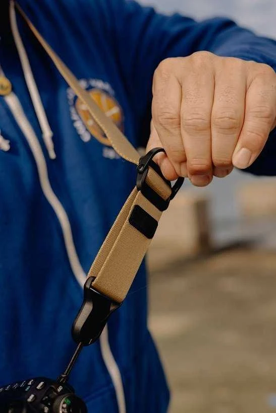 Peak Design SLIDE LITE COYOTE v3 kaklo arba peties dirželis lengviems fotoaparatams