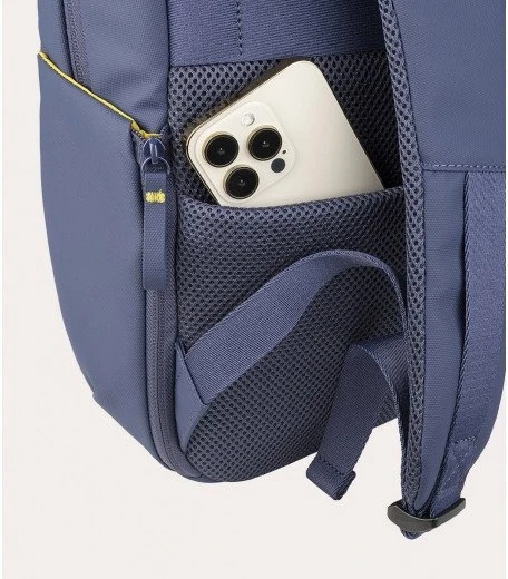 „Tucano“ „lazerinis“ kuprinė 15,6 colių nešiojamiesiems kompiuteriams ir 16 colių „MacBook“ kompiuteriams, pagaminta iš vandeniui atsparaus, derva dengto audinio, gauto iš perdirbto plastiko, pasižymi kompaktišku dizainu ir puikia kišenių organizavimo sistema.