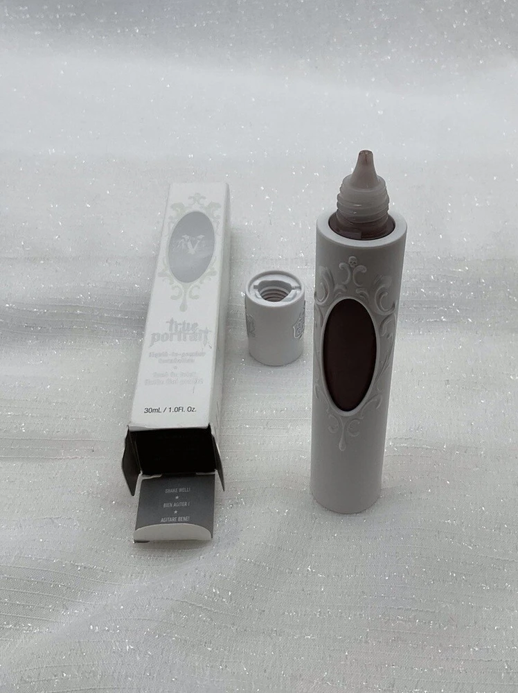 „Kat Von D Kvd True Portrait“ minkštas matinis skystas makiažo pagrindas „090 Deep“, 30 ml