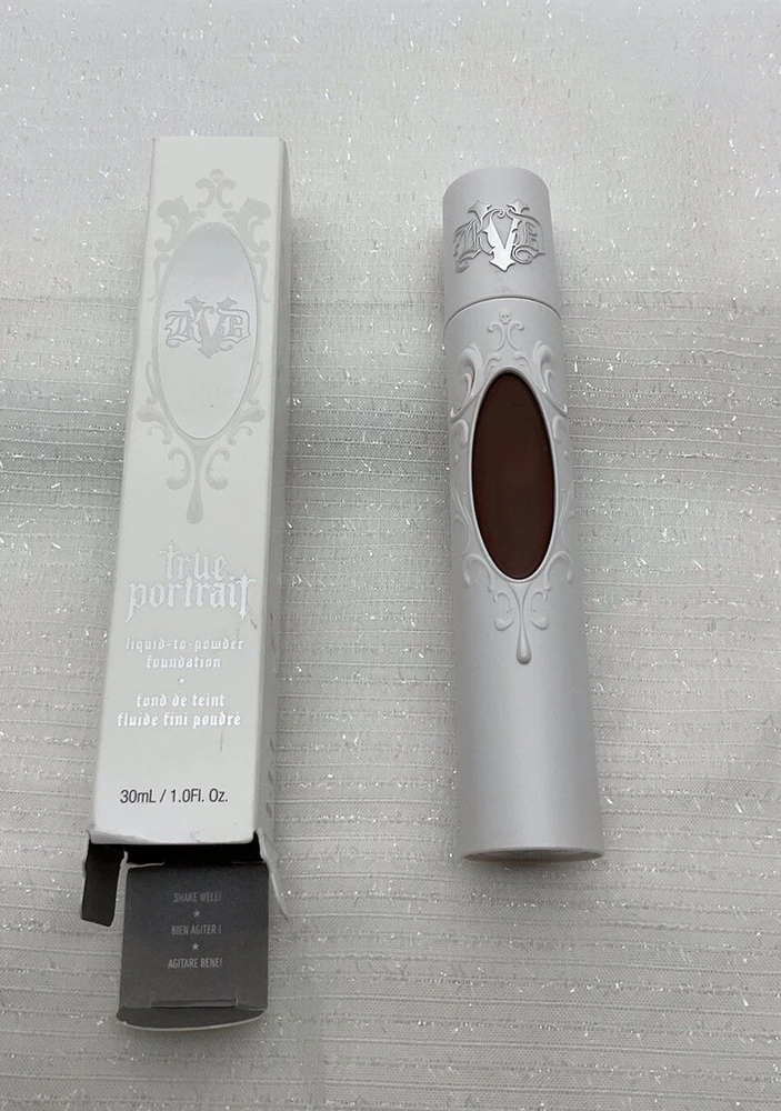 „Kat Von D Kvd True Portrait“ minkštas matinis skystas makiažo pagrindas „090 Deep“, 30 ml
