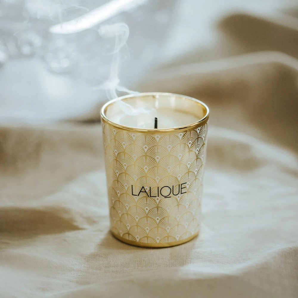 Lalique Noir Premier - Plume Blanche 1901 gėlių ir medienos, muskuso kvapo žvakė, 190 g