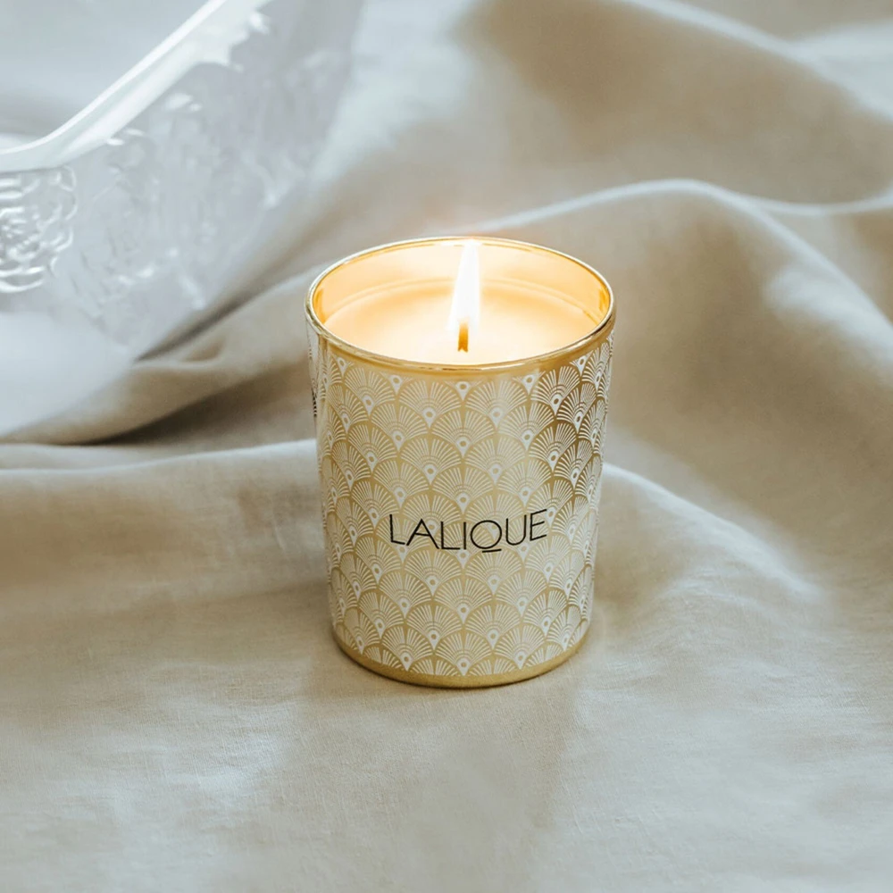Lalique Noir Premier - Plume Blanche 1901 gėlių ir medienos, muskuso kvapo žvakė, 190 g