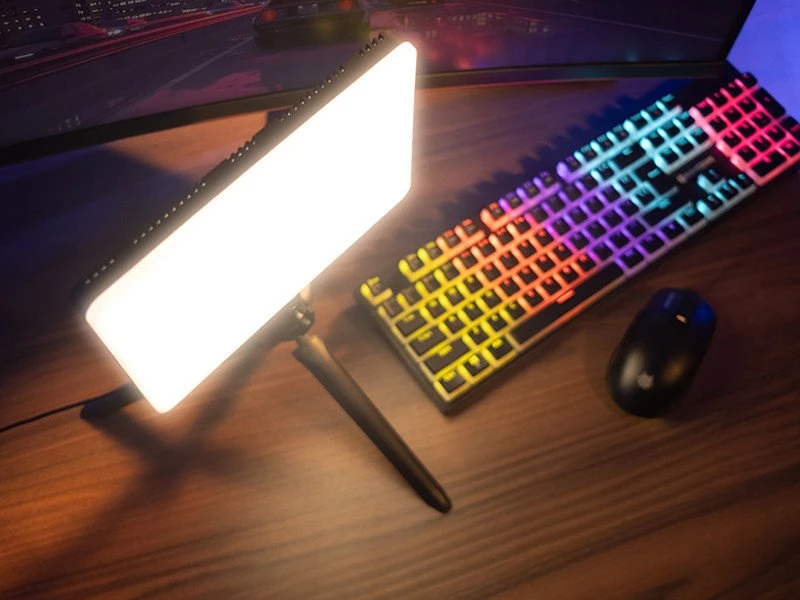 Tracer Lumi Lite su trikoju