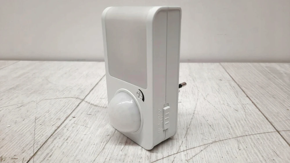 Sieninis šviestuvas Lampka wtykowa do gniazdka REV REV LED Plug-In Wall Light with Motion Detector 2,5W baltas