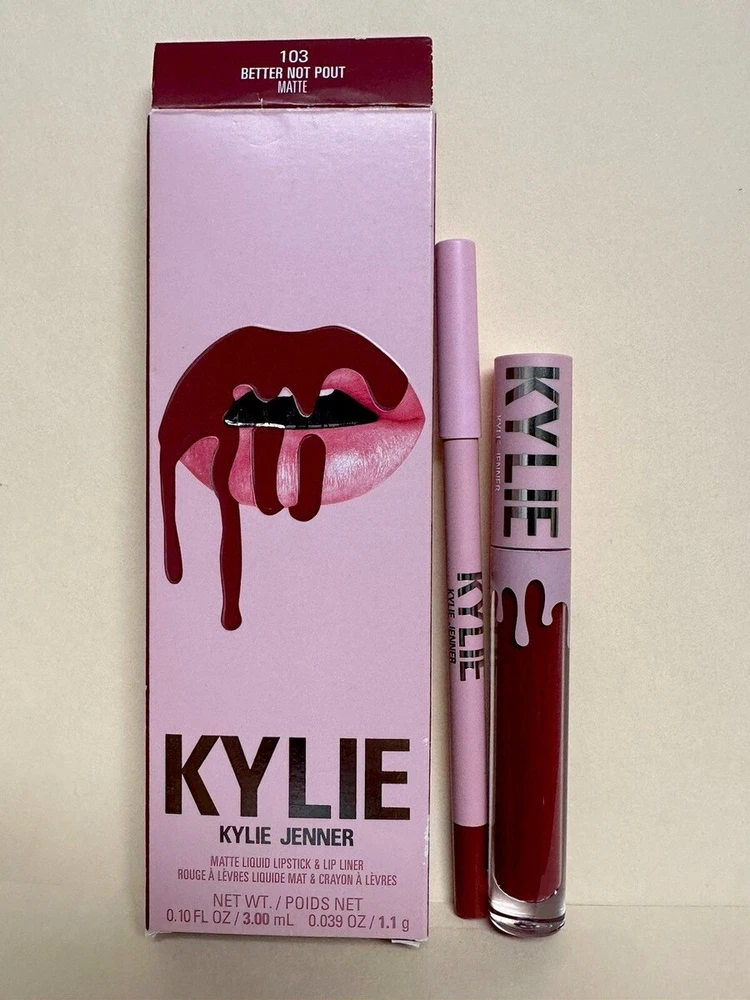 Rinkinys „Kylie Cosmetics“: skysti lūpų dažai „By Kylie 103 Better Not Pout“, 3 ml + lūpų pieštukas „By Kylie Pieštukas Better Not Pout“ 1,1 g