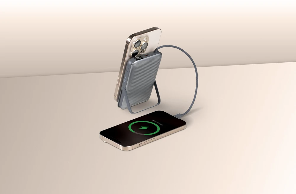 Laut Pasak „MagSafe Powerbank Riser+“ 10 000 mAh su virykle
