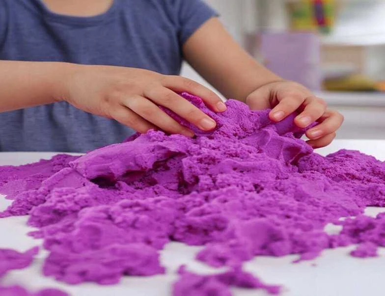Lean Toys LeanToys Piasek kinetyczny su foremkami 3kg violetinė
