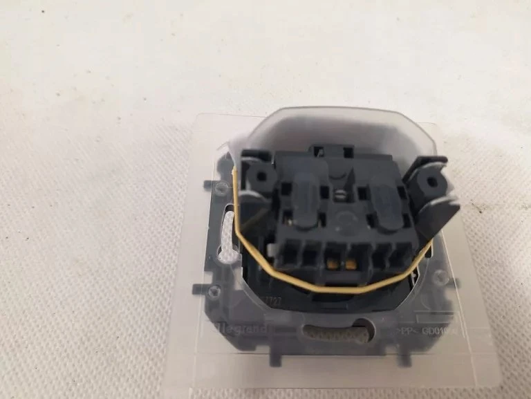 Legrand GN.1-KR.Z/U IP44 Z/P.AUTO.Juodas NILOE STEP