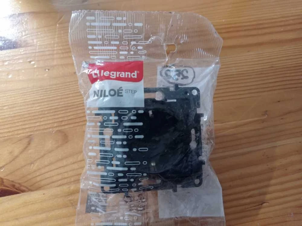 Kištukinis lizdas LEGRAND NILOE STEP, su įž., juodos