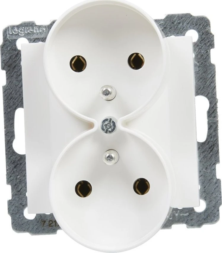 Legrand SUNO Dvivietis lizdas 2x2P + su balta 16A 250V sraigto terminalai 721191