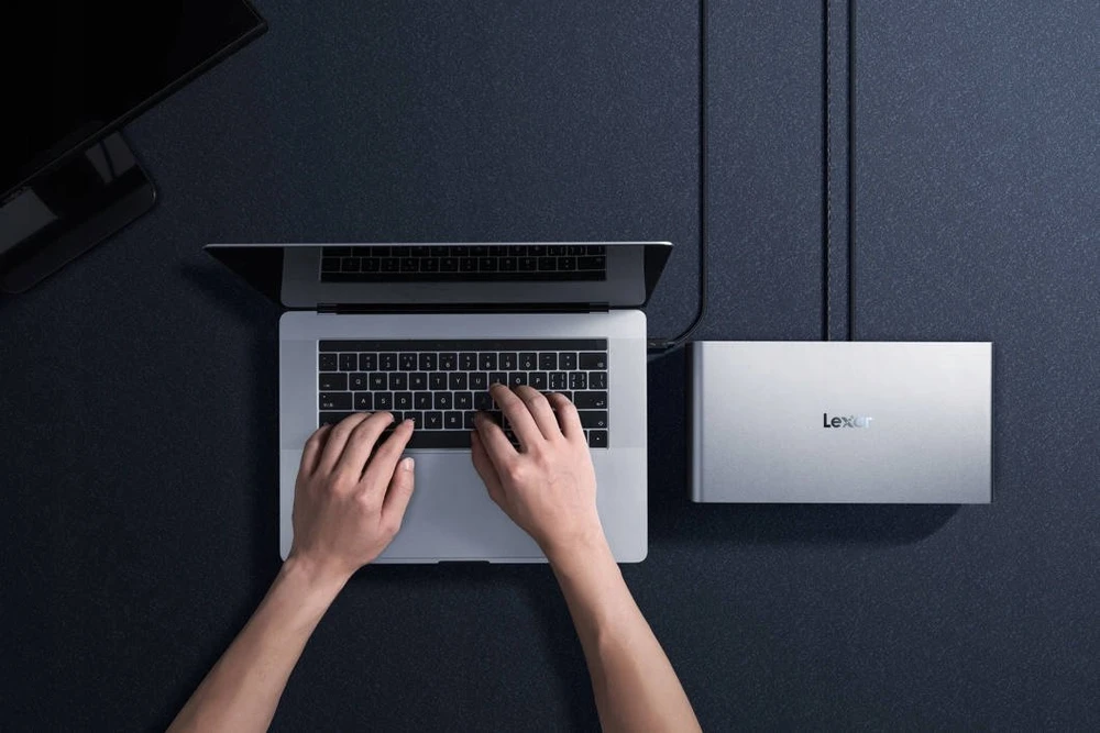 Lexar „Lexar Professional Workflow Pro“ skaitytuvas su „Thunderbolt 4“ jungtimi I su dvigubu SD skaitytuvu ir 2x2TB SSD