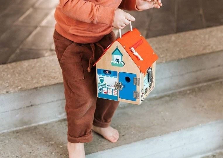 Lilliputiens „Lilliputians Fox Burglar“ medinis manipuliacinis namas su pilimis