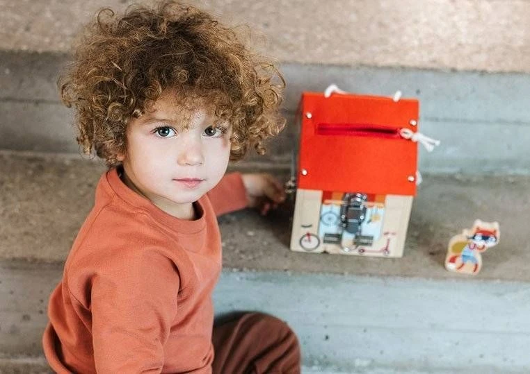 Lilliputiens „Lilliputians Fox Burglar“ medinis manipuliacinis namas su pilimis