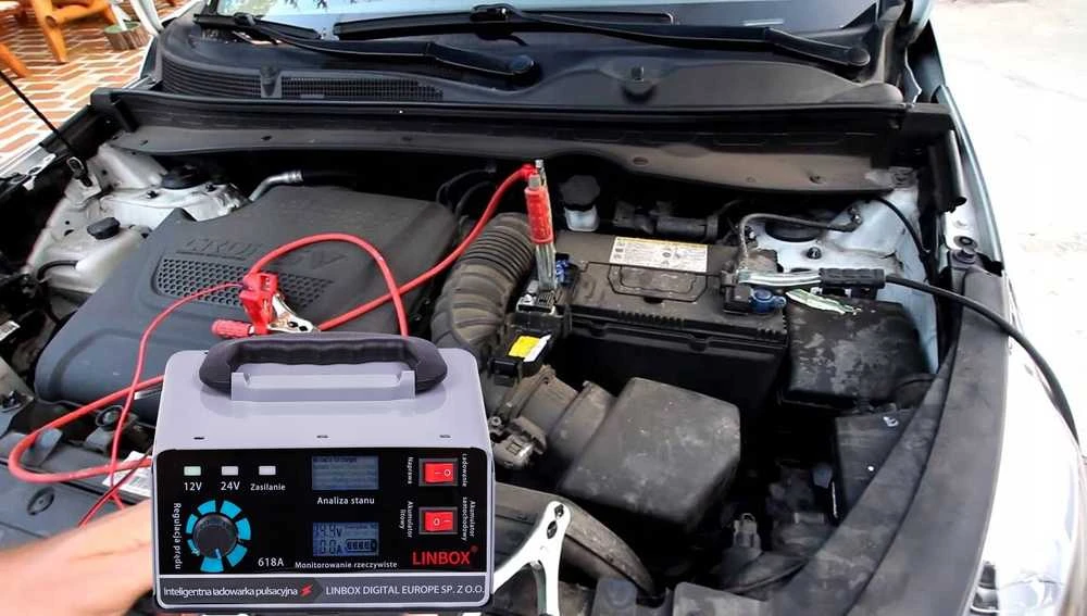 Linbox automobilinis įkroviklis prijungtas prie akumuliatoriaus