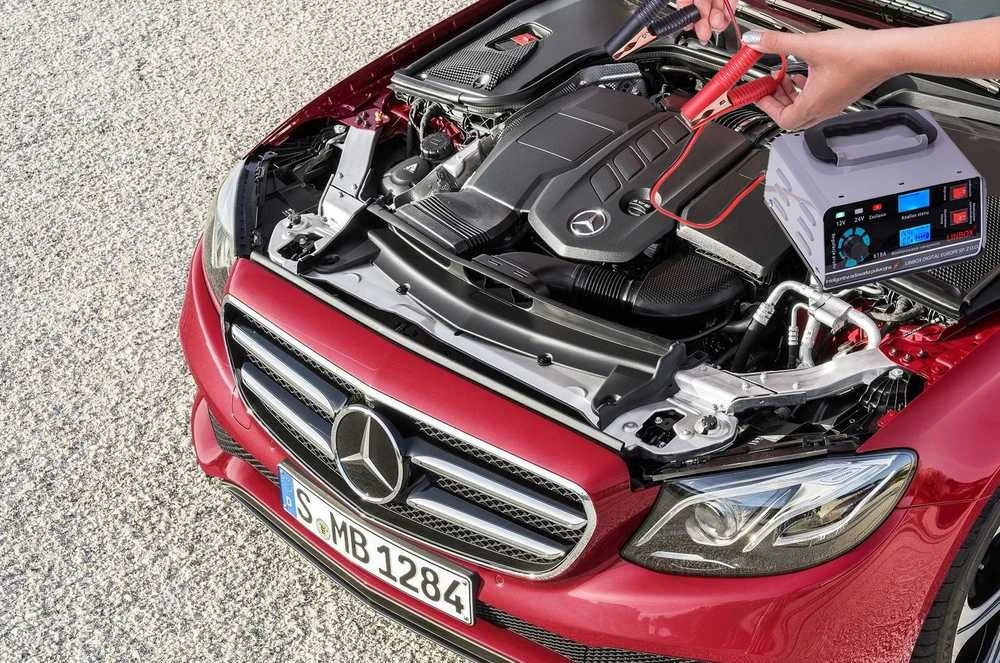 Linbox automobilinis įkroviklis prijungtas prie akumuliatoriaus