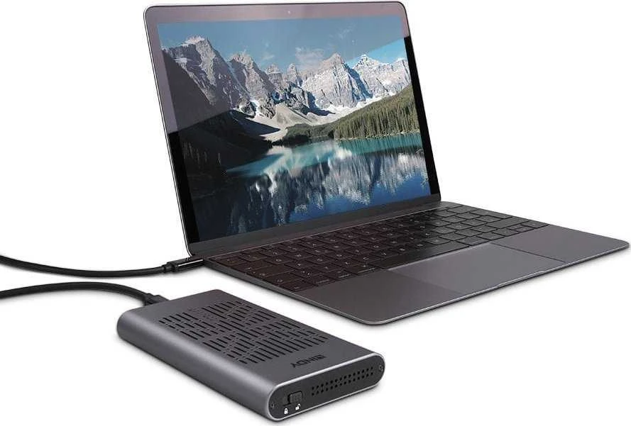 LINDY M.2 SSD dėklas prijungtas prie nešiojamojo kompiuterio