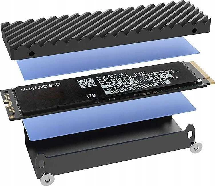 Išardytas M.2 SSD korpusas su aušinimo radiatoriais