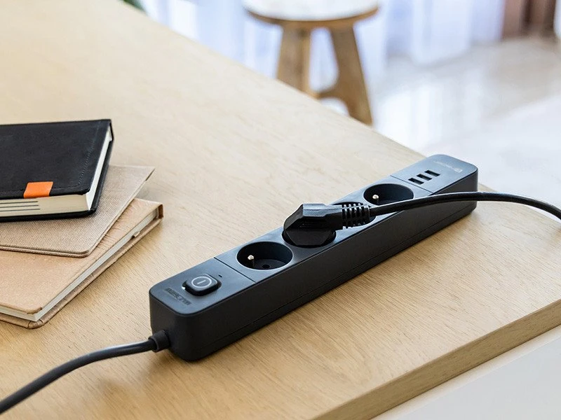 Listwa TRACER Power Line+ mobiliųjų įrenginių maitinimo laidas su viršįtampių apsauga, 5 m (4 lizdai + 3x USB A, 5V 2.4A)