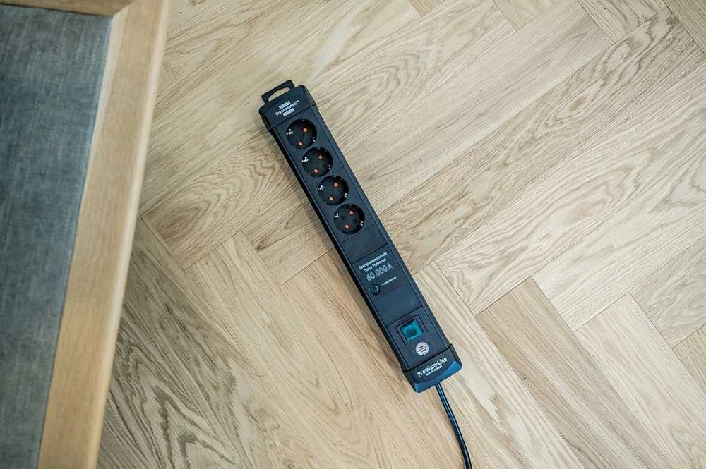 „Brennenstuhl Premium-Line“ maitinimo lizdas su apsauga nuo viršįtampių, 4 lizdai, 1,8 m, Juodas