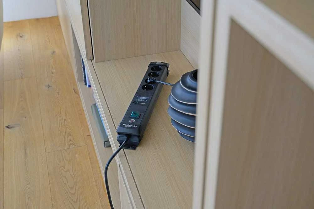 „Brennenstuhl Premium-Line“ maitinimo lizdas su apsauga nuo viršįtampių, 4 lizdai, 1,8 m, Juodas