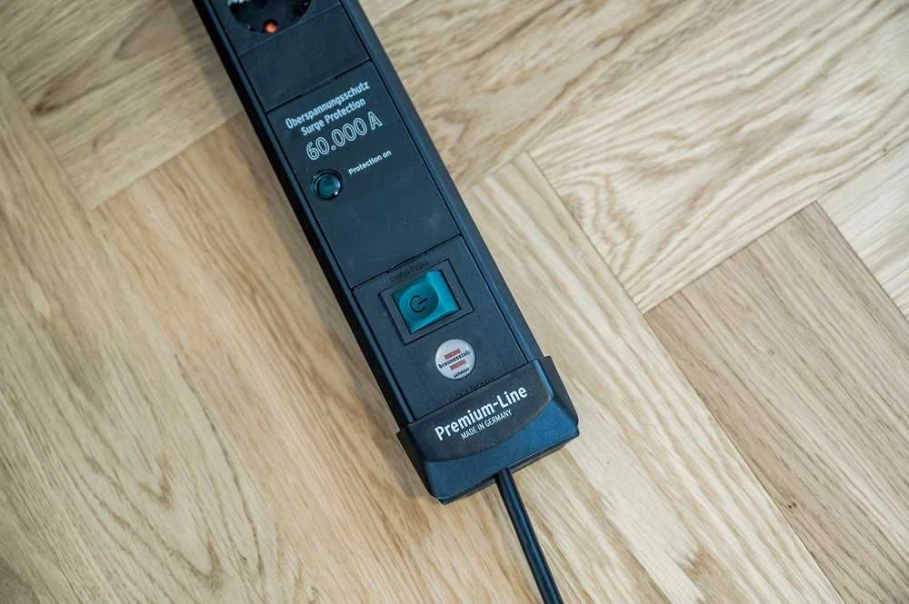 „Brennenstuhl Premium-Line“ maitinimo lizdas su apsauga nuo viršįtampių, 4 lizdai, 1,8 m, Juodas