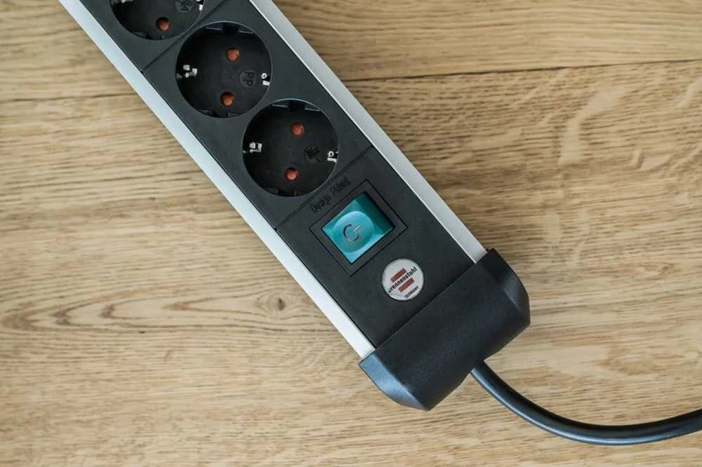 Carruzzo Brennenstuhl 1391030610 elektros tinklo ilgintuvas 3 m 6 AC išvestis(ys / čių) Vidaus Juoda, Sidabras