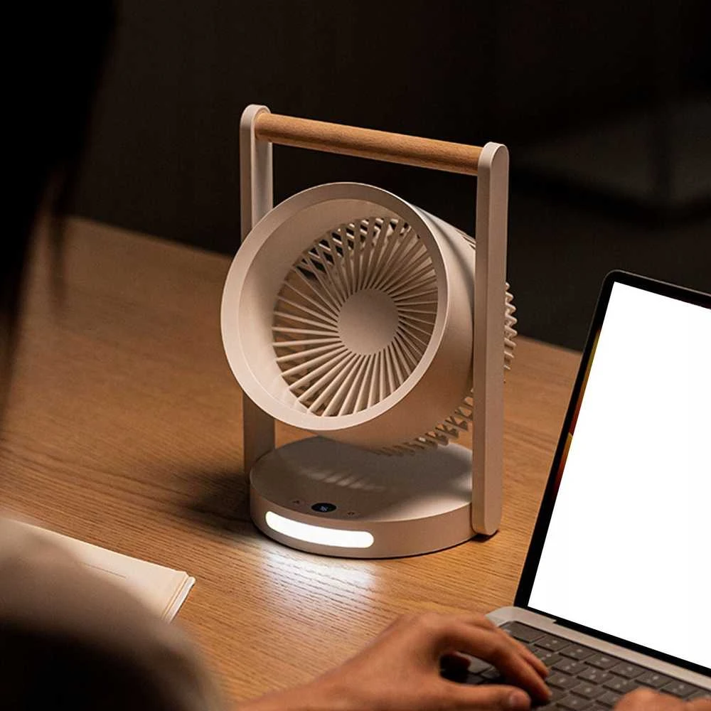 LTC Ventiliatorius stalinis ventiliatorius su medine rankena, greičio lygiais, naktine lempute, ekranu, įkrovimo indikatoriumi, įkrovimu per USB C, 10 W, 3600 mAh, 6,4 colio