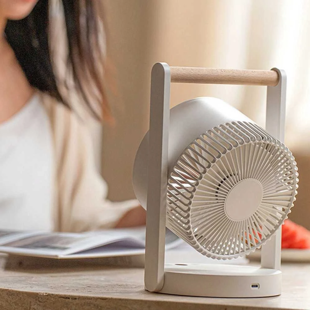 LTC Ventiliatorius stalinis ventiliatorius su medine rankena, greičio lygiais, naktine lempute, ekranu, įkrovimo indikatoriumi, įkrovimu per USB C, 10 W, 3600 mAh, 6,4 colio
