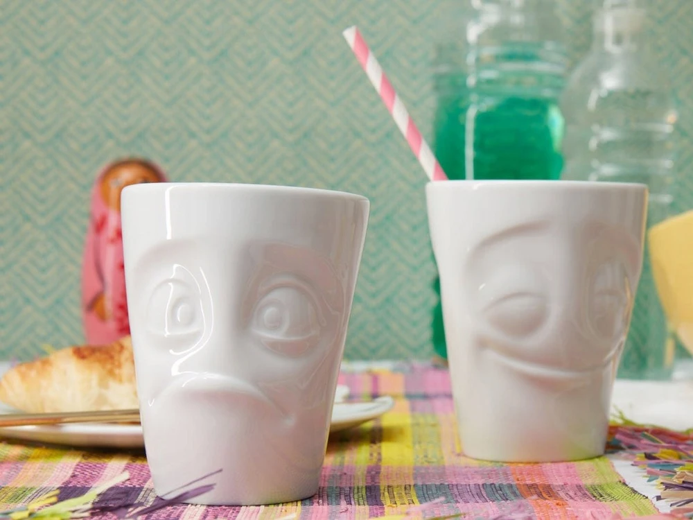 Lumarko FIFTYEIGHT Puodelis 350ml Zachwycony & Zaskoczony balta T012801 Puodelis 350 ml su užrašu „Zachwycony & Zaskoczony“ (Susižavėjęs & Nustebintas), baltas.