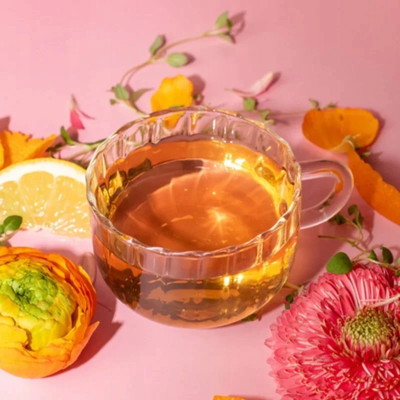 Lune Tea arbata stikliniame puodelyje su gėlėmis