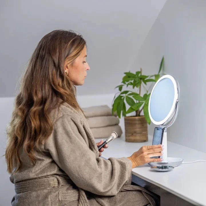 „Sharper Image“ makiažo veidrodėlis su apšvietimu ir belaidžiu įkrovikliu