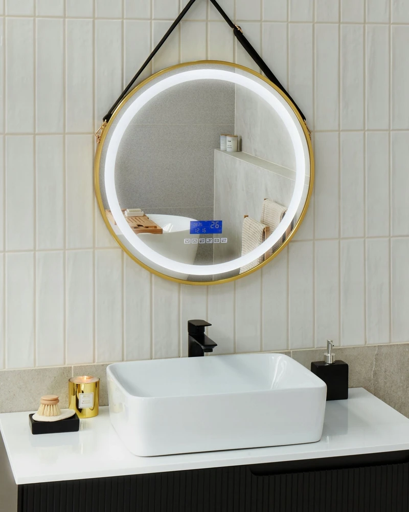 Beliani LED vonios veidrodis DAROIS 60 cm x 60 cm su integruotu Bluetooth garsiakalbiu, auksinis