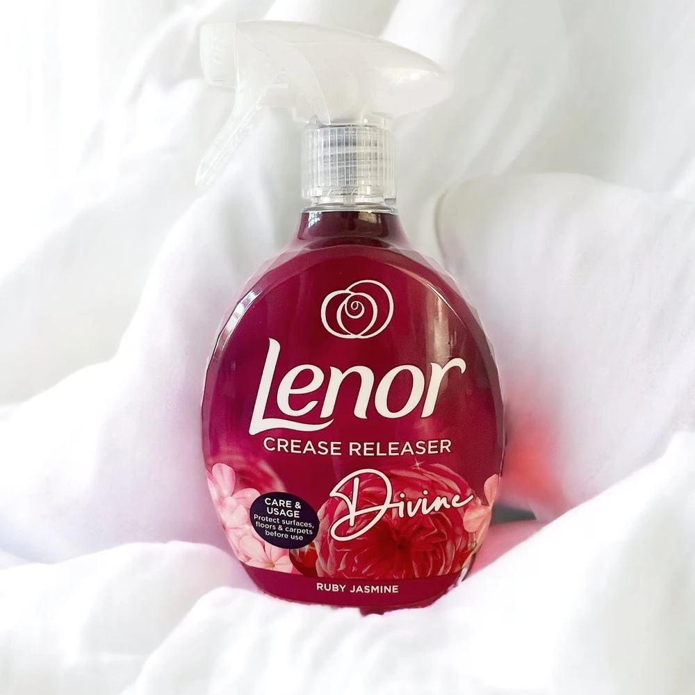 Audinių lyginimo purškiklis LENOR Jasmine & Raudona Berries, 500 ml