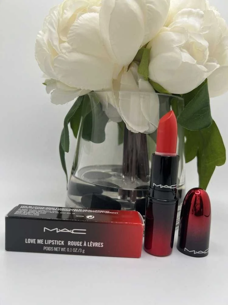 MAC „Love Me Creamy Shaping Kreminis“ lūpų dažai 427 „Shamelessly Vain“, 3 g.